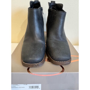 Women's Crown Vintage Black Leather side zip Ankle Boots Size 9.5M square toe